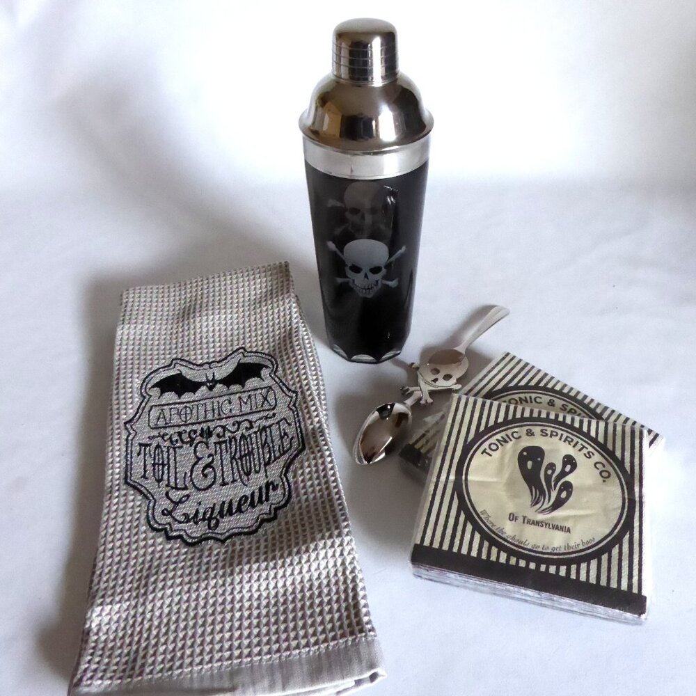 NEW SKULL CROSSBONES GLASS COCKTAIL SHAKER TOXIC SPIRITS NAPKINS ABSINTHE SPOON